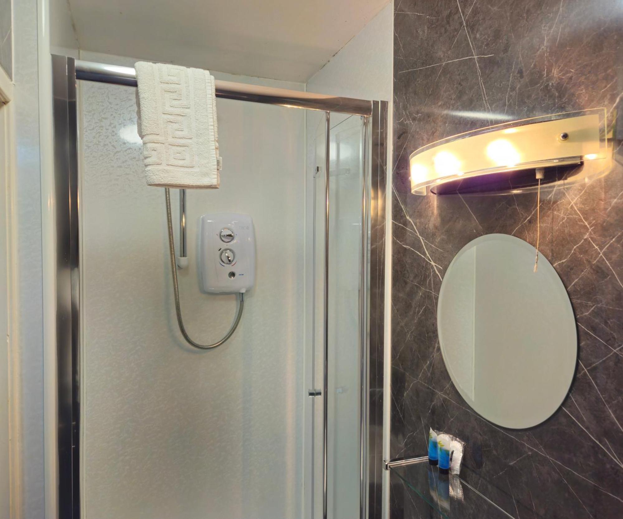 The County Hotel - Self Check-In, Ultra Fast Wi-Fi, Free Parking, Central Location Селкърк Екстериор снимка